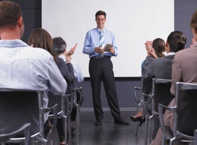 我们如何在公司开会或会议上，克服当众讲话的紧张感呢