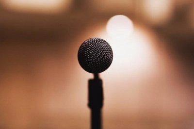 有什么方法技巧能够让人在当众讲话时不那么紧张？